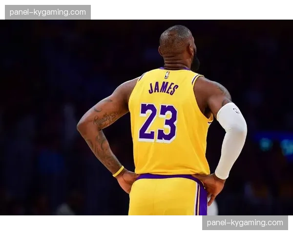 詹姆斯突破40000分瞬间，主场观众起立致敬长达五分钟