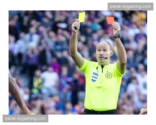 西甲联盟与转播方开会，讨论下赛季引入“裁判麦克风”直播音频的可能性